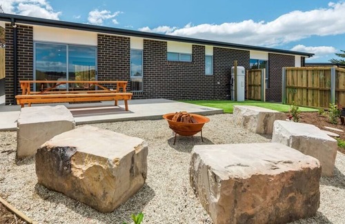 Blackmans Bay Villa | The Hacienda Modern, 3 bed 2 bath,15min to CBD
