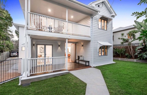 Bulimba Maison | The Hampton Retreat - 6BR 16 Guest Pet Friendly House