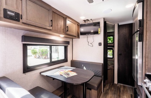 Meiners Oaks Maison | The Happy Camper - Cozy RV sleeps 4, with WiFi, in beautiful Ojai