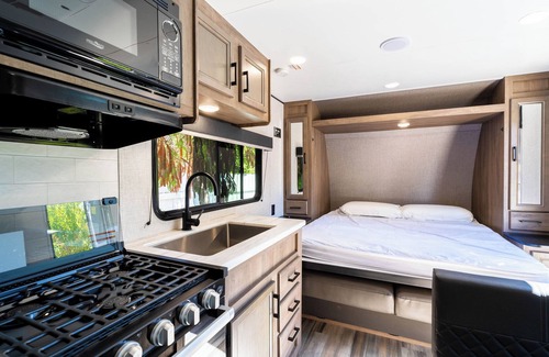Meiners Oaks Maison | The Happy Camper - Cozy RV sleeps 4, with WiFi, in beautiful Ojai