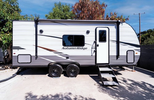 Meiners Oaks Maison | The Happy Camper - Cozy RV sleeps 4, with WiFi, in beautiful Ojai