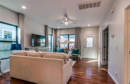 Guthrie Maison | The Happy Home // WIFI // SLEEPS 8