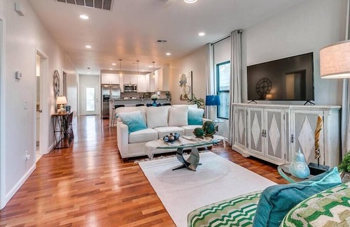 Guthrie Maison | The Happy Home // WIFI // SLEEPS 8