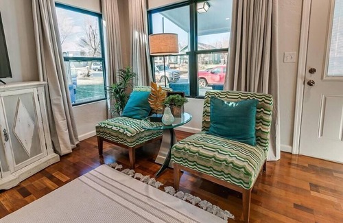Guthrie Maison | The Happy Home // WIFI // SLEEPS 8