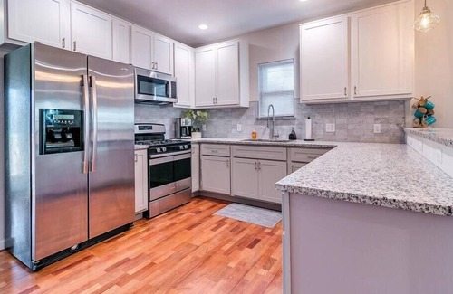 Guthrie Maison | The Happy Home // WIFI // SLEEPS 8