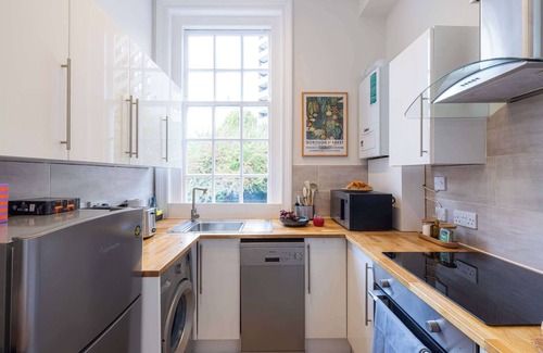 Vincent Square Appartement | The Haven – Bright & Elegant 2BR in Victoria