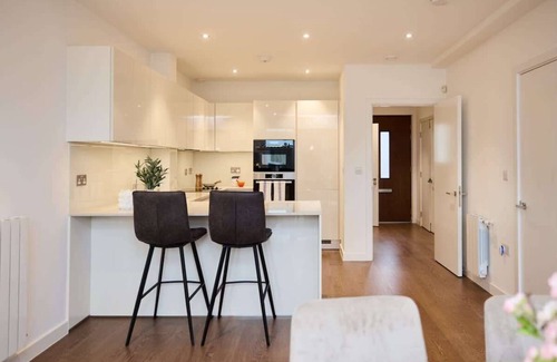 Eltham West Appartement | The Heathside Haven - Modern 3 BDR