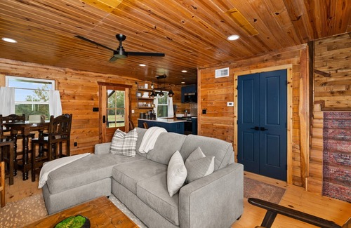 Laneville Cabine | The Hendo - Cabin #2- Intimate Family Getaway