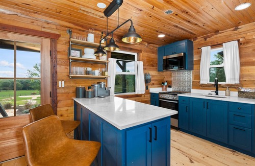 Laneville Cabine | The Hendo - Cabin #2- Intimate Family Getaway
