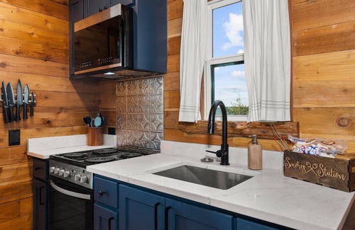 Laneville Cabine | The Hendo - Cabin #2- Intimate Family Getaway