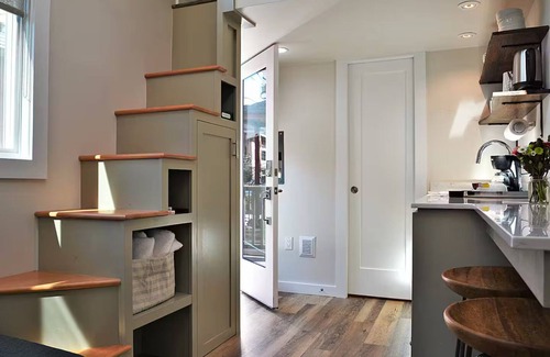 Alphabet Historic District Hôtel | The Henry - Cozy Tiny House - AC, Free Parking, Walk Score 96!