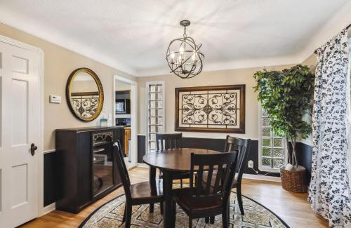 Cuyahoga County Maison | The Henry House I Pet Friendly Cozy Convenient