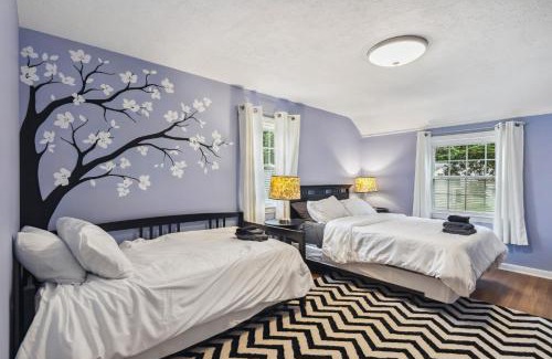 Cuyahoga County Maison | The Henry House I Pet Friendly Cozy Convenient