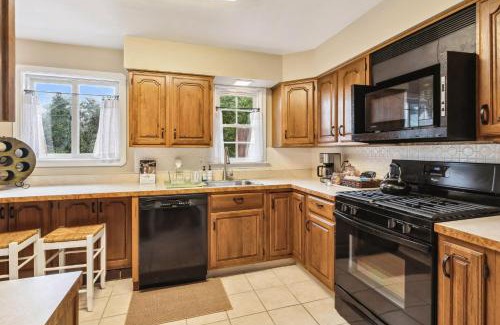Cuyahoga County Maison | The Henry House I Pet Friendly Cozy Convenient