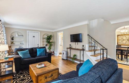Cuyahoga County Maison | The Henry House I Pet Friendly Cozy Convenient