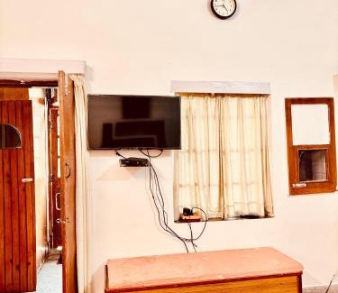 Kasauli Appartement | The Heritage manor l on mall road Kasauli l Private Lawn l 2 Min walk to heritage market