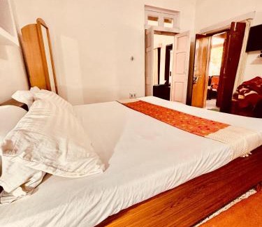Kasauli Appartement | The Heritage manor l on mall road Kasauli l Private Lawn l 2 Min walk to heritage market