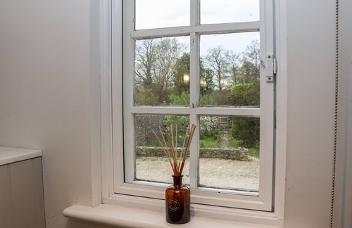 Ampney Crucis Cottage | THE HERMITAGE, character holiday cottage, with a garden in Poulton