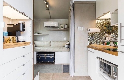Kessler Maison | The Hidden Cliff-Tiny Bishop Arts Tree House with Downtown View