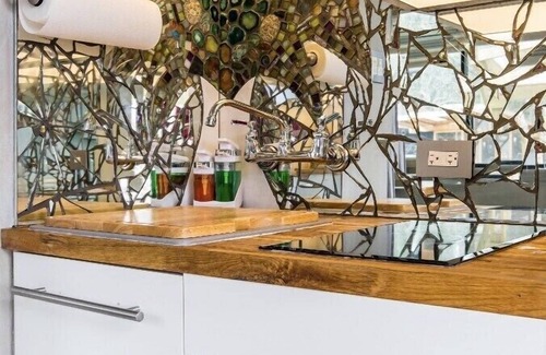 Kessler Maison | The Hidden Cliff-Tiny Bishop Arts Tree House with Downtown View