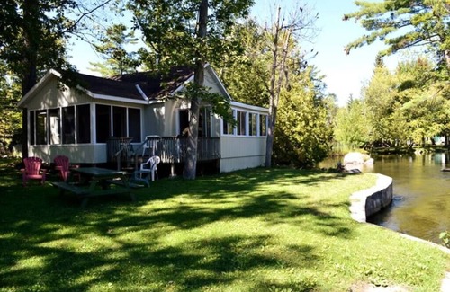 Selwyn Maison | The Hideaway - 3-bedroom Waterfront Cottage