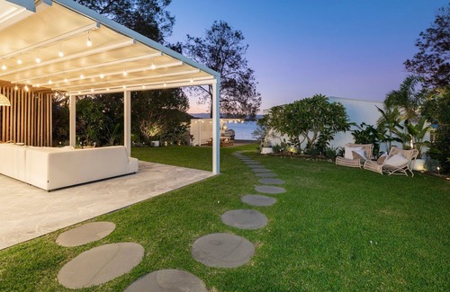 Bonnells Bay Appartement | The Hideaway- a unique laid-back-lux, absolute waterfront