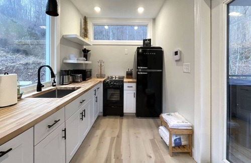 Hurricane Appartement | The Hideaway on Tacketts Shipping Container