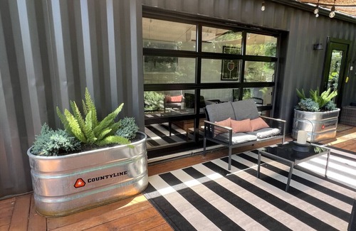 Hurricane Appartement | The Hideaway on Tacketts Shipping Container