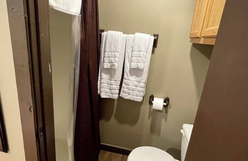 Gallatin Cabine | The hideaway retreat cabin has views of open fields and sweet water lake.