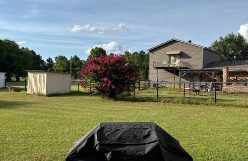 Flint Cabine | The Hideout Less than 5 minutes from Lake Palestine
