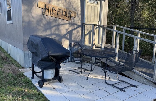 Flint Cabine | The Hideout Less than 5 minutes from Lake Palestine