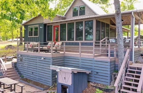 Bremen Cabine | ꨄ︎ The Highland on Smith - Lakefront Family Cabin