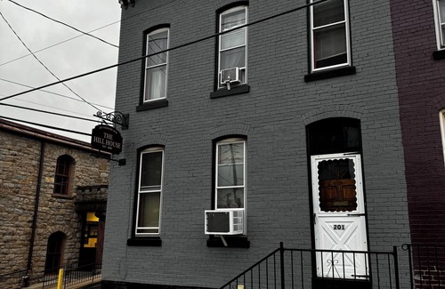 Pottsville Maison | The Hill House - Historic Townhouse near Yuengling