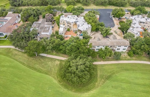 The Hills Appartement | The Hills: Quiet Spacious Gated Community w/Pool!