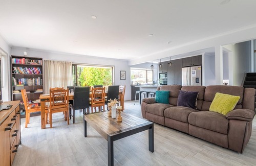 Lynmore Maison | The Hiltons Summary: