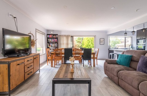 Lynmore Maison | The Hiltons Summary: