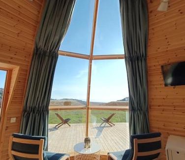 Akoursos Chalet De Ski | The Hive