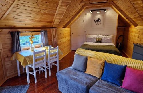 Amroth Appartement | The Hive - Unique log cabin with wood burning stove