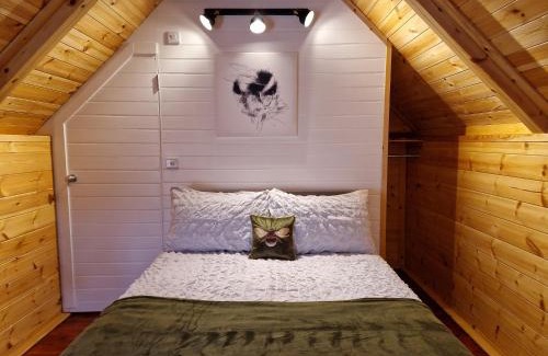 Amroth Appartement | The Hive - Unique log cabin with wood burning stove