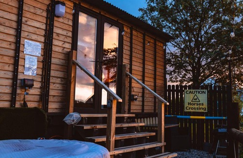 Garadice Autre | The Horrrsebox Tinyhouse Glamping