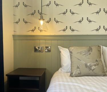 Cooling Hôtel | The Horseshoe & Castle