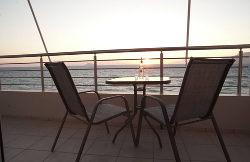 Kalamaki Maison | The House In Front Of The Sea