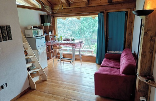 Manta Maison | The Room on the Hill
