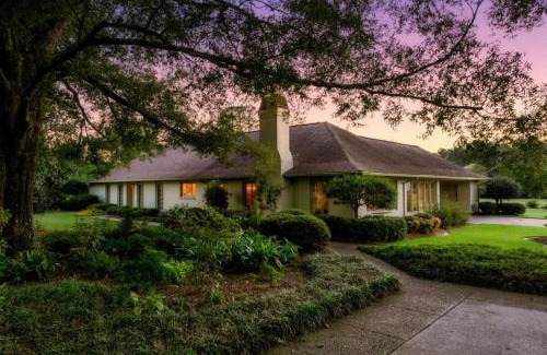 Starkville Maison | The Howell House - Picturesque Countryside Retreat