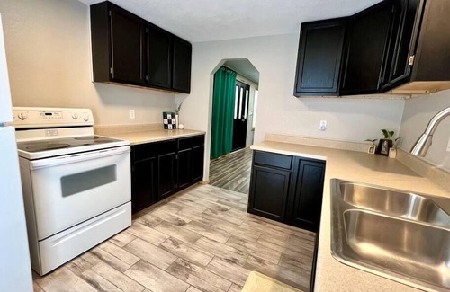 Joplin Maison | The Hummingbird: Lux 1Bed 1Bath Hideaway Sleeps 4