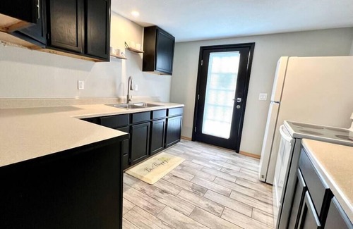 Joplin Maison | The Hummingbird: Lux 1Bed 1Bath Hideaway Sleeps 4