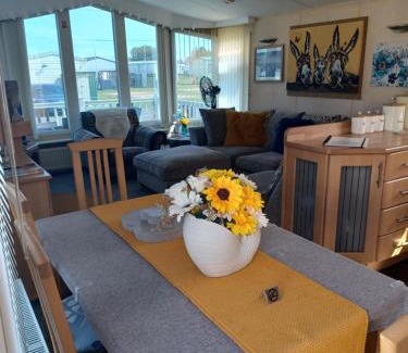 Skegness Station Balnéaire | 'THE HUT' 4 berth Caravan with cot bed