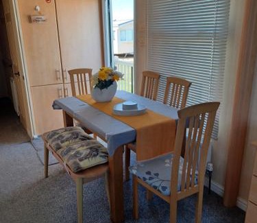 Skegness Station Balnéaire | 'THE HUT' 4 berth Caravan with cot bed