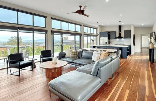 Mansfield Maison | The Iron Pear - Luxury with Country Views