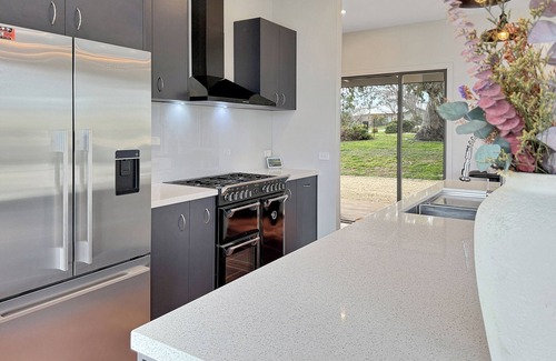 Mansfield Maison | The Iron Pear - Luxury with Country Views
